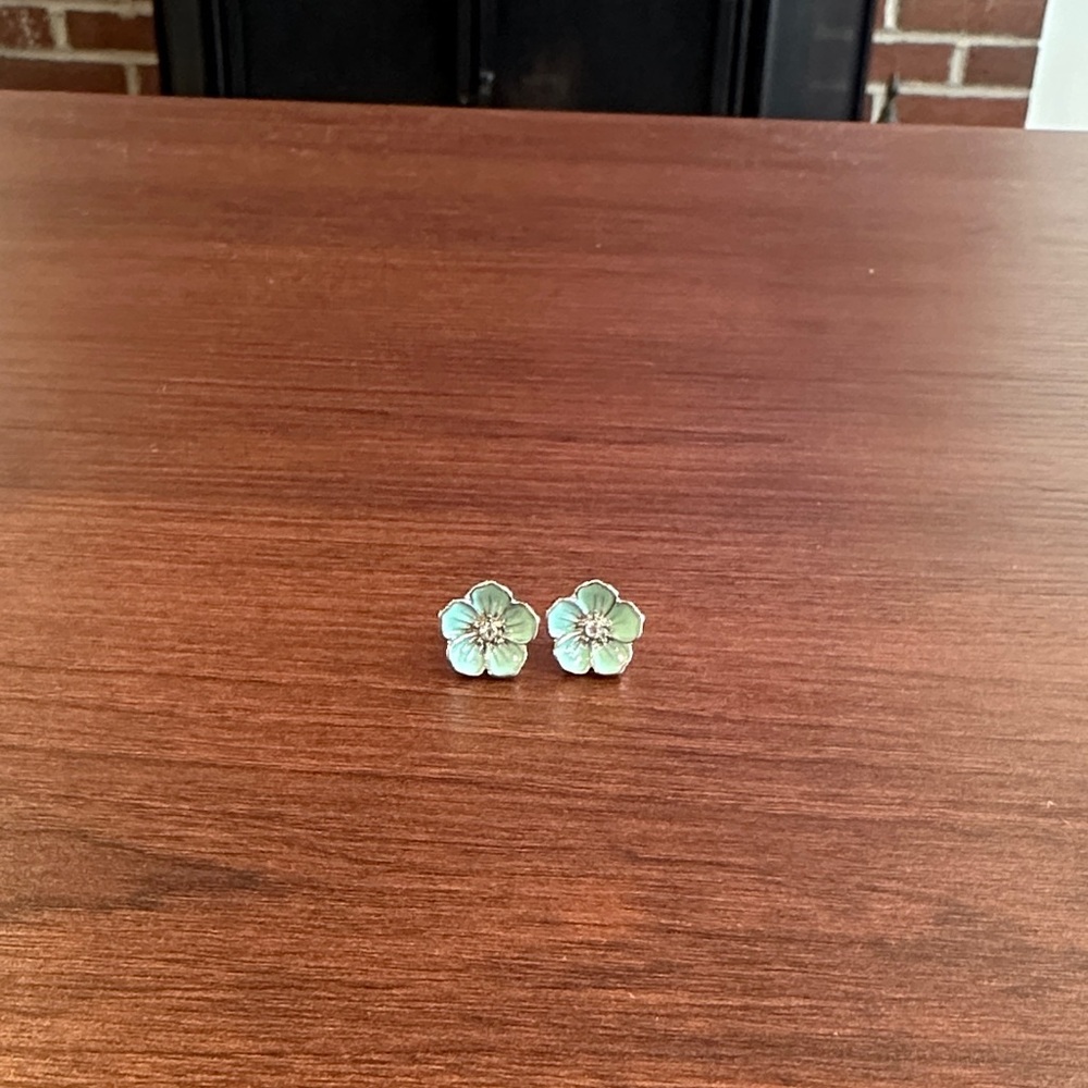 Delicate Mint Green Flower Stud Earrings - Picture 3 of 4